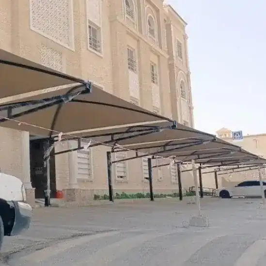 مظلات مواقف أمام مبنى