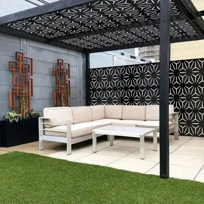 برجولة حديد بنقوش هندسية فوق جلسة خارجية
